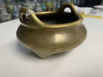 Een Chinese bronzen driepotige wierookbrander, Yu Tang Qing Wan merk, Kangxi